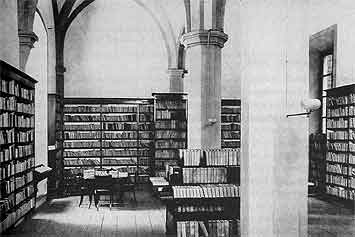 Interni della biblioteca a Palazzo Feroni